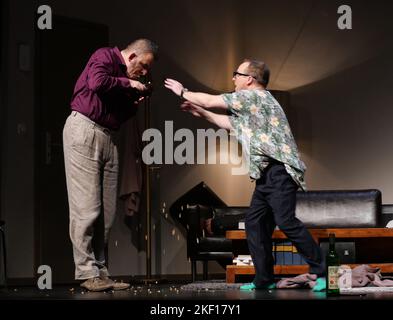 09. November 2022, Berlin: Die Schauspieler Karsten Kramer (Antoine), Dominique Horwitz (Pierre) vr nahmen am 09.11.2022 während der Proben für das Stück 'das Abschiedsessen' im Schlosspark Theater in Berlin Steglitz auf. Der Regisseur ist Philip Tiedemann. Premiere ist am 12.11.2022. © VON XAMAX Foto: XAMAX/dpa Stockfoto