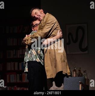 09. November 2022, Berlin: Die Schauspieler Karsten Kramer (Antoine), Dominique Horwitz (Pierre) nahmen am 09.11.2022 während der Proben für das Stück 'das Abschiedsessen' im Schlosspark Theater in Berlin Steglitz auf. Der Regisseur ist Philip Tiedemann. Premiere ist am 12.11.2022. © VON XAMAX Foto: XAMAX/dpa Stockfoto