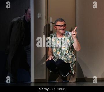 09. November 2022, Berlin: Die Schauspieler Karsten Kramer (Antoine), Dominique Horwitz (Pierre) vl aufgenommen am 09.11.2022 während der Proben für das Stück 'das Abschiedsessen' im Schlosspark Theater in Berlin Steglitz. Regie: Philip Tiedemann. Premiere ist am 12.11.2022. © VON XAMAX Foto: XAMAX/dpa Stockfoto