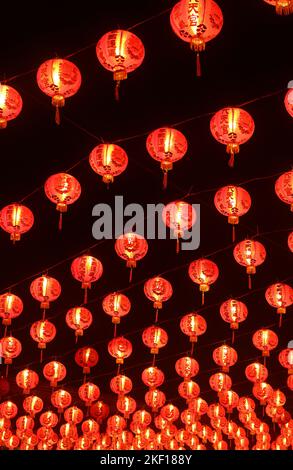 Atemberaubende Nachtansicht der chinesischen hängenden Laternen in Reihen, die während des Lunar New Year als Lucky Charms dargestellt werden Stockfoto