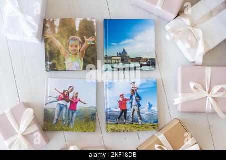 Ein Fotoalbum als Geschenk. Blick von oben Stockfoto