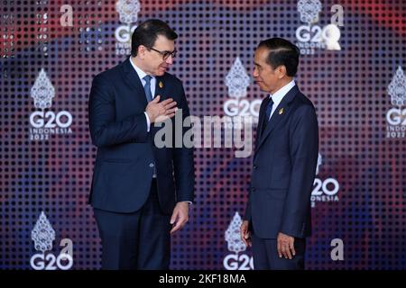 Der brasilianische Außenminister Carlos Franca (links) wird vom Präsidenten der indonesischen Republik Joko Widodo während der feierlichen Begrüßungszeremonie anlässlich des Beginns des Gipfeltreffens G20 in Bali, Indonesien, begrüßt. Bilddatum: Dienstag, 15. November 2022. Stockfoto