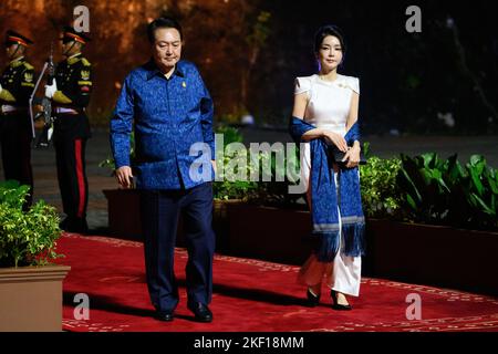 Der südkoreanische Präsident Yoon Suk-yeol und First Lady Kim Keon-hee kommen zum offiziellen Abendessen auf dem Gipfel G20 in Bali, Indonesien. Bilddatum: Dienstag, 15. November 2022. Stockfoto