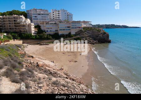 Platja Llarga Strand Salou Spanien an der Küste von Cami de Ronda Spaziergang mit Blick auf das blaue Mittelmeer Stockfoto