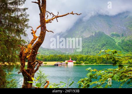 St. Bartholomäus oder St. Bartholomäus ist eine römisch-katholische Kirche am Konigssee in Bayern Stockfoto