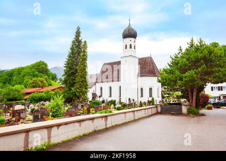 Die römisch-katholische Pfarrkirche St. Michael befindet sich in Kochel am See am Kochelsee oder am Kochelsee in Bayern Stockfoto