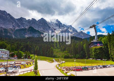 Zugspitze und Alpspitze Alpen Panoramablick von Garmisch-partenkirchen Stadt in Bayern, Süddeutschland Stockfoto