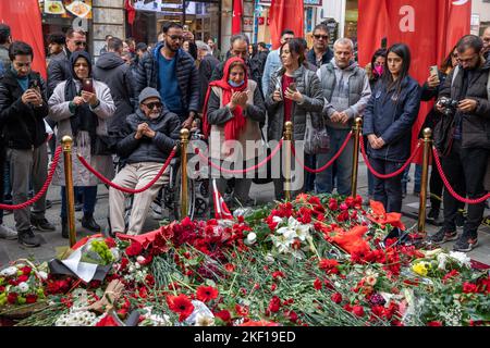 15. November 2022: Bürger, die am Tatort des Terroranschlags am 13. November in der Istiklal-Straße Nelken verließen, gedachten der Toten in Beyoglu, Istanbul, Türkei, am 15. November 2022. Bei dem Terroranschlag, der am Sonntag, dem 13. November, in der Taksim Istiklal Straße in Istanbul stattfand, kamen 6 Menschen ums Leben und 81 Menschen wurden verletzt. Viele Menschen, die den Ort der Explosion besuchten, verließen Nelken und Kränze zum Gedenken an die Bürger, die ihr Leben verloren. (Bild: © Tolga Ildun/ZUMA Press Wire) Stockfoto