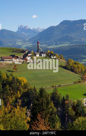 RITTEN, ITALIEN - St. Nikolaus Kirche in den italienischen Alpen. Dorf Mittelberg (Monte di Mezzo) in den Dolomiten, in der Nähe der Erdpyramiden. OKTOBER 2 Stockfoto