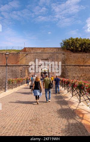 Peschiera del Garda, Verona, Italien 22. September 2022 Porta Brescia - Brescia Gate ist einer von 4 Zugängen zur Bastion aus dem 16.. Jahrhundert und zur Altstadt Stockfoto