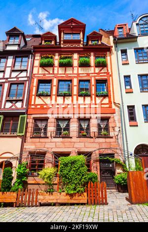 Die Weißgerbergasse mit buntem Holzrahmen oder Holzwerkhäusern in der Nürnberger Altstadt. Nürnberg ist die zweitgrößte Stadt des bayerischen Bundesstaates Stockfoto