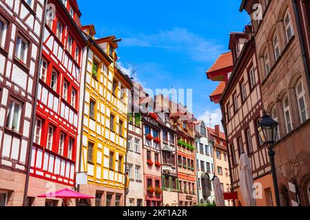 Die Weißgerbergasse mit buntem Holzrahmen oder Holzwerkhäusern in der Nürnberger Altstadt. Nürnberg ist die zweitgrößte Stadt des bayerischen Bundesstaates Stockfoto