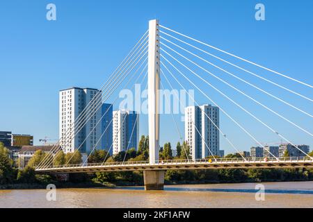 Die Eric Tabarly-Brücke ist eine Straßenbrücke über die Loire, zwischen dem Malakoff-Viertel und der Insel Nantes, Frankreich. Stockfoto