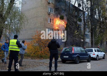 Kiew, Ukraine. 15.. November 2022. Ein Feuer wird in einem Wohngebäude, das von einem russischen Streik während des russischen Angriffs auf die Ukraine in Kiew getroffen wurde, ausgesehen. (Bild: © Aleksandr Gusev/SOPA Images via ZUMA Press Wire) Bild: ZUMA Press, Inc./Alamy Live News Stockfoto