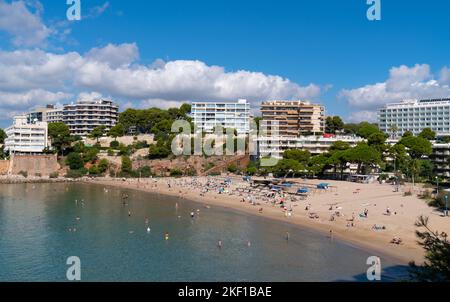 Strand von Salou Platja dels Capellans mit Touristen und Besuchern Costa Dorada Katalonien Spanien Provinz Tarragona Touristenziel Stockfoto