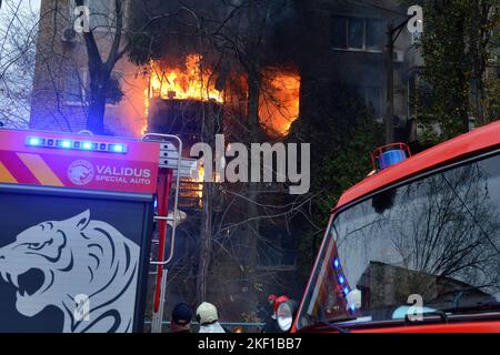 Kiew, Ukraine. 15.. November 2022. Ein Feuer wird in einem Wohngebäude, das von einem russischen Streik während des russischen Angriffs auf die Ukraine in Kiew getroffen wurde, ausgesehen. (Bild: © Aleksandr Gusev/SOPA Images via ZUMA Press Wire) Bild: ZUMA Press, Inc./Alamy Live News Stockfoto