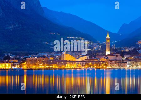 Comer See in der Dämmerung, Lombardei, Italien Stockfoto