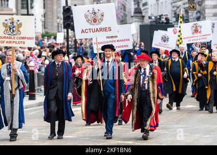 Moderne Livree-Firmen nehmen an der Lord Mayor's Show Parade in der City of London, Großbritannien, Teil. Versicherungsmathematiker Stockfoto