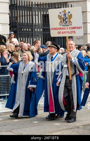 Moderne Livree-Firmen nehmen an der Lord Mayor's Show Parade in der City of London, Großbritannien, Teil. Honourable Company of Air Pilots Stockfoto