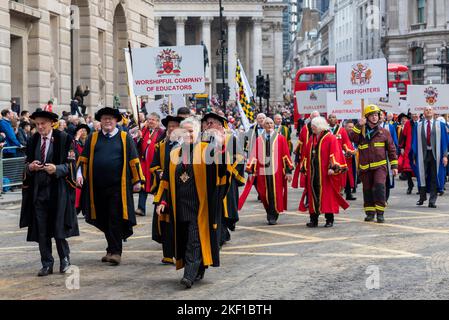 Moderne Livree-Firmen nehmen an der Lord Mayor's Show Parade in der City of London, Großbritannien, Teil. Worshipful Company of Educators, Firefighters Stockfoto