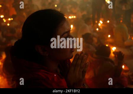 Dhaka, Dhaka, Bangladesch. 15.. November 2022. Hinduistische Anhänger bieten Rakher Upobas Gebete an, umgeben von brennenden Kerzen, am Shri Shri Lokanath Brahmachari Ashram Tempel in Narayanganj am Rand von Dhaka. (Bild: © Abu Sufian Jewel/ZUMA Press Wire) Bild: ZUMA Press, Inc./Alamy Live News Stockfoto