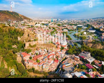 Abanotubani alten Bezirk und Narikala Festung Luftpanorama in Tiflis Altstadt. Tiflis ist die Hauptstadt und die größte Stadt Georgiens Stockfoto