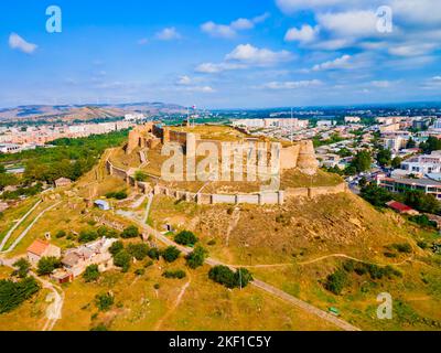 Gori Festung oder Goris Tsikhe Luftpanorama, Georgien. Es ist eine mittelalterliche Zitadelle in Georgien, die sich über der Stadt Gori auf einem felsigen Hügel befindet. Stockfoto