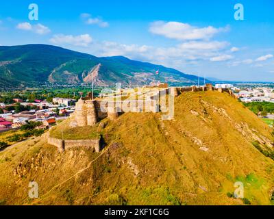 Gori Festung oder Goris Tsikhe Luftpanorama, Georgien. Es ist eine mittelalterliche Zitadelle in Georgien, die sich über der Stadt Gori auf einem felsigen Hügel befindet. Stockfoto