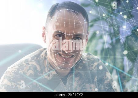 Zukunft. Gesichtserkennung. Biometrische Gesichtserkennung. ID-Informationssicherheit. 3D Scannen des Gesichts eines kaukasischen Servertechnikers, der mit dem Tablet AT arbeitet Stockfoto