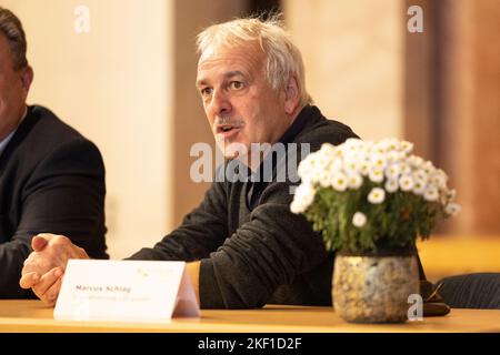 Fulda, Deutschland. 15.. November 2022. Marcus Schlag, Geschäftsführung LGS gGmbH, spricht auf der Pressekonferenz. Bei der Ernennung wurden die Highlights im Programm der Landesgartenschau 2023 in Fulda vorgestellt. Quelle: Hannes P. Albert/dpa/Alamy Live News Stockfoto