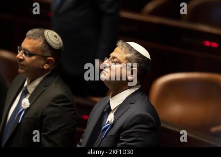 Jerusalem, Israel. 15.. November 2022. Der rechtsextreme israelische Gesetzgeber Itamar Ben Gvir schließt seine Augen während der Vereidigung der israelischen Regierung in der Knesset oder im parlament in Jerusalem, am Dienstag, November 15, 2022. Pool Foto von Maya Alleruzzo/ Credit: UPI/Alamy Live News Stockfoto