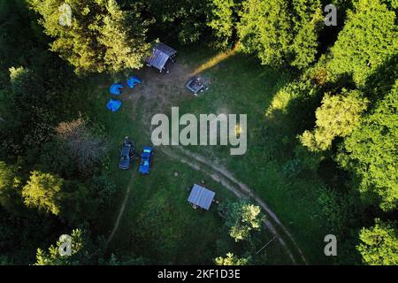 Blick von oben auf die Touristenbasis und den Bolta-See im Wald im Nationalpark Braslav-Seen bei Sonnenaufgang, den schönsten Orten der Stadt Weißrussland Stockfoto