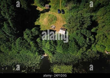 Blick von oben auf die Touristenbasis und den Bolta-See im Wald im Nationalpark Braslav-Seen bei Sonnenaufgang, den schönsten Orten der Stadt Weißrussland Stockfoto