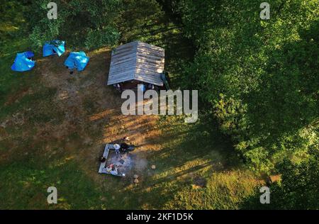 Blick von oben auf die Touristenbasis und den Bolta-See im Wald im Nationalpark Braslav-Seen bei Sonnenaufgang, den schönsten Orten der Stadt Weißrussland Stockfoto