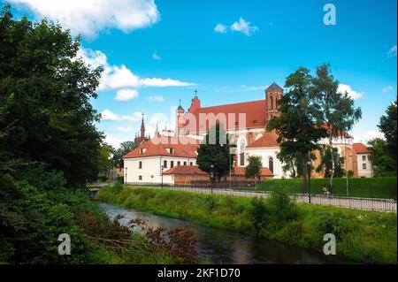 Blick über den Fluss auf die römisch-katholische Kirche St. Anna und die Kirche St. Francis und St. Bernard in der Altstadt an Einem sonnigen Sommertag Stockfoto