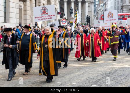 Moderne Livree-Firmen nehmen an der Lord Mayor's Show Parade in der City of London, Großbritannien, Teil. Worshipful Company of Educators, Firefighters Stockfoto