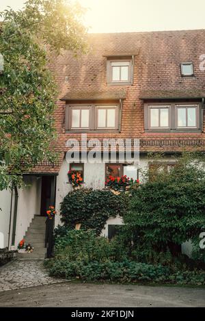 Traditionelles kleines Haus mit schöner Außendekor-Fassade in Deutschland. Deutsche alte Backsteingebäude Haus alten europäischen Stadt deutschen Architekten Stockfoto