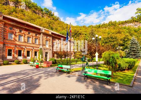 Altes rotes Backsteingebäude im Borjomi Central Resort Park. Borjomi ist ein Kurort in Samtskhe Javakheti Region in Georgien. Stockfoto
