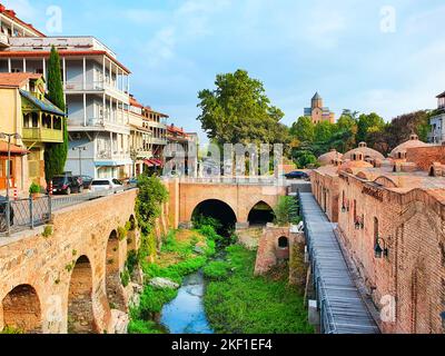 Leghvtakhevi Canyon in Abanotubani alten Bezirk in Tiflis Altstadt. Tiflis ist die Hauptstadt und die größte Stadt Georgiens am Ufer des Ku Stockfoto