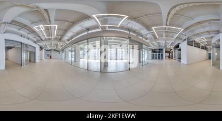 360 Grad Panorama Ansicht von Full nahtlose spherical hdri 360 Panorama im Inneren des leeren weißen Raumes mit Reparatur für Büro oder Geschäft mit Panoramafenstern in equiprecheckigen PR