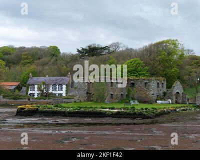 Das Arundel-Getreidelager am Ufer der Clonakilty Bay im Frühjahr. Ein altes Steingebäude in Irland, Europa. Historisches Architekturdenkmal, lan Stockfoto