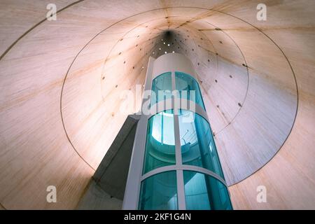 Konischer Lift und Glaslift in der Stadt der Künste und Wissenschaften, Valencia, Spanien. Stockfoto