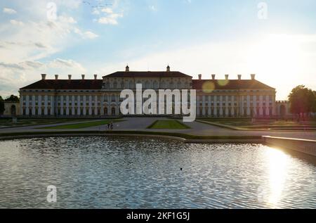 Schloss Schleißheim der königlichen Familie Wittelsbach und Barockpark, der sich im Brunnen, Oberschleißheim, München, Bayern, Deutschland, widerspiegelt Stockfoto