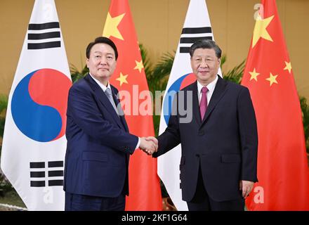 Bali, Indonesien. 15.. November 2022. Der chinesische Präsident Xi Jinping trifft sich mit dem südkoreanischen Präsidenten Yoon Suk-yeol am 15. November 2022 in Bali, Indonesien. Quelle: Zhang Ling/Xinhua/Alamy Live News Stockfoto