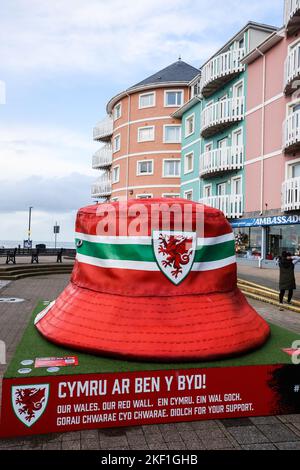 Aberystwyth, Wales, Großbritannien. 15.. November 2022. Riesige kultige walisische Fußballfans mit Hutstruktur, Aberystwyth, Wales, Großbritannien. Groß, 10 Fuß mal 10 Fuß, Kunstinstallation, im Zentrum von Aberystwyth ausgestellt, ist der Eimer Hut zu einem Symbol der Fans der Fußballmannschaft von Wales geworden. Die Statue wurde errichtet, es gibt fünf in walisischen Städten, um die walisische Nationalmannschaft zu feiern, die das Finale der Weltmeisterschaft zum ersten Mal seit 1958 erreicht hat, ein Zeitraum von 64 Jahren, seit sie das letzte Mal bei der Weltmeisterschaft gespielt haben. Kredit: Paul Quayle/Alamy Live Nachrichten Stockfoto