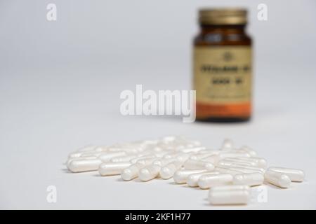 Weiße Kapseln von Medikamenten oder Vitaminen auf weißem Hintergrund, Platz für Text Stockfoto