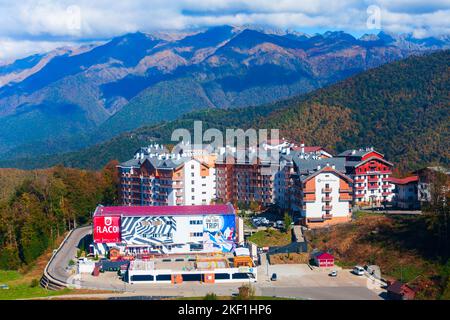 Rosa Khutor, Russland - 06. Oktober 2020: Gebäude im Bergdorf Rosa Plateau. Rose Plateau und Roza Khutor sind alpine Skigebiete in der Nähe von Krasnaya Stockfoto