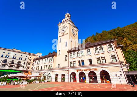 Rosa Khutor, Russland - 06. Oktober 2020: Rathaus im Zentrum von Roza Khutor, einem alpinen Skigebiet in der Nähe von Krasnaja Poljana Stadt in Sotschi regio Stockfoto