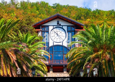 Gagra, Georgien - 05. Oktober 2020: Gagripsh ist ein antikes historisches Restaurant Gebäude in Gagra Stadt, Abchasien Region von Georgien Stockfoto