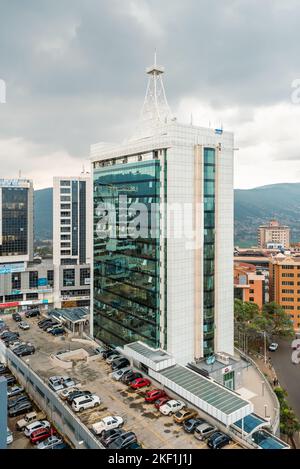 Kigali, Ruanda - August 17 2022: Grand Pension Plaza und andere Gebäude im Stadtzentrum von Kigali an einem stürmischen Tag. Stockfoto